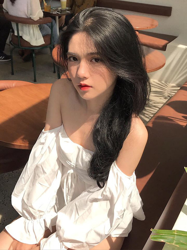 Nguyễn Hồng Khanh là cái tên mới nhất xuất hiện trong dàn hot girl Việt khiến dân tình phải truy tìm "info" mỗi lần đăng ảnh.