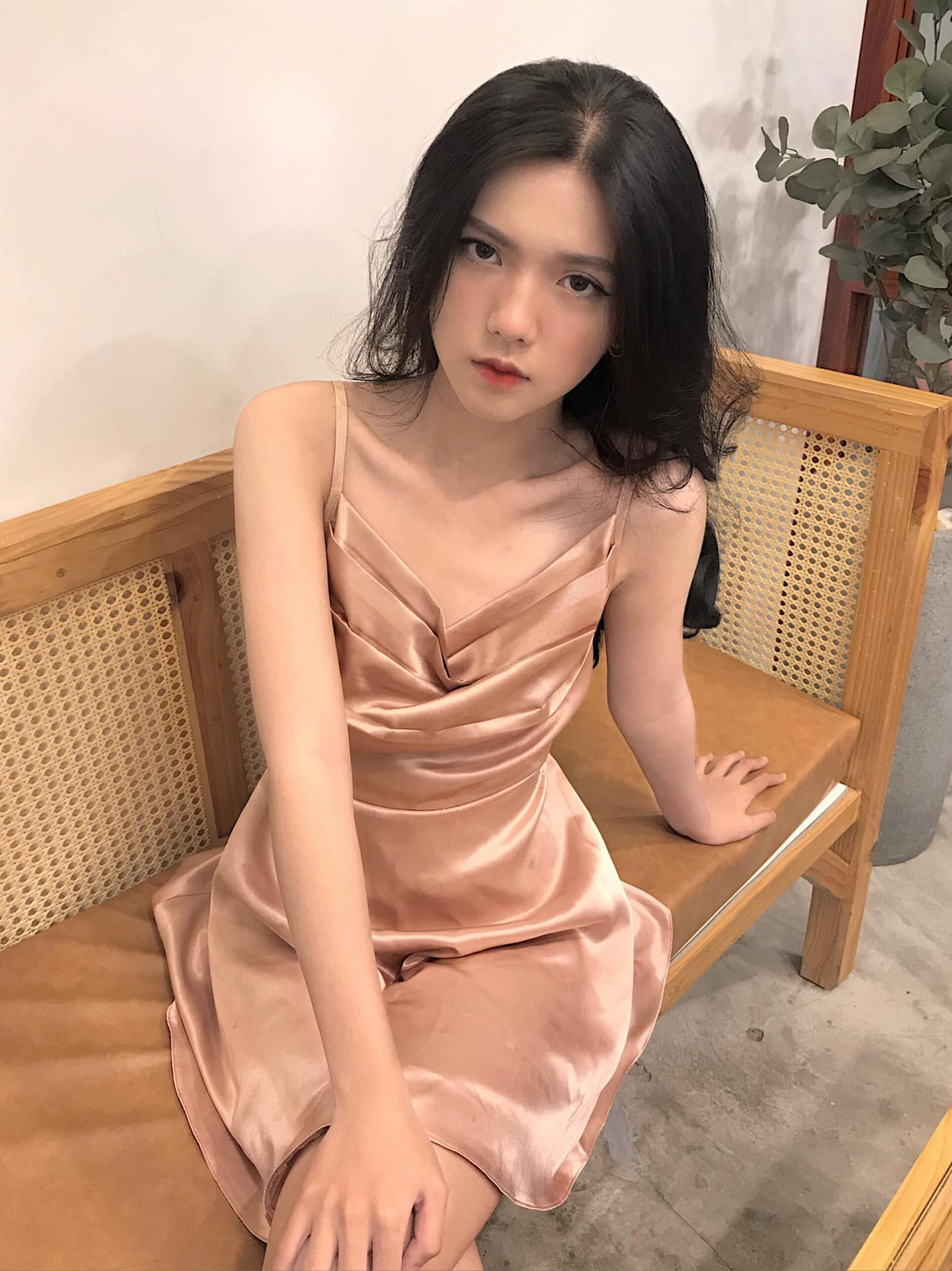 Dù không mấy biểu cảm khi chụp ảnh nhưng hot girl tên Hồng Khanh vẫn hút ngàn fans cả nam và nữ.