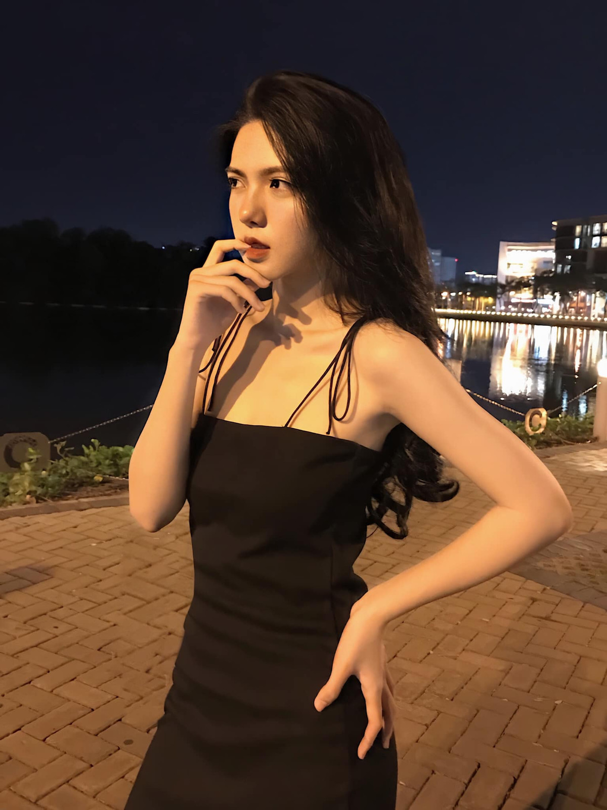 Hồng Khanh hiếm khi cười khi chụp ảnh, mặc dù cô là người hòa đồng, vui tính.