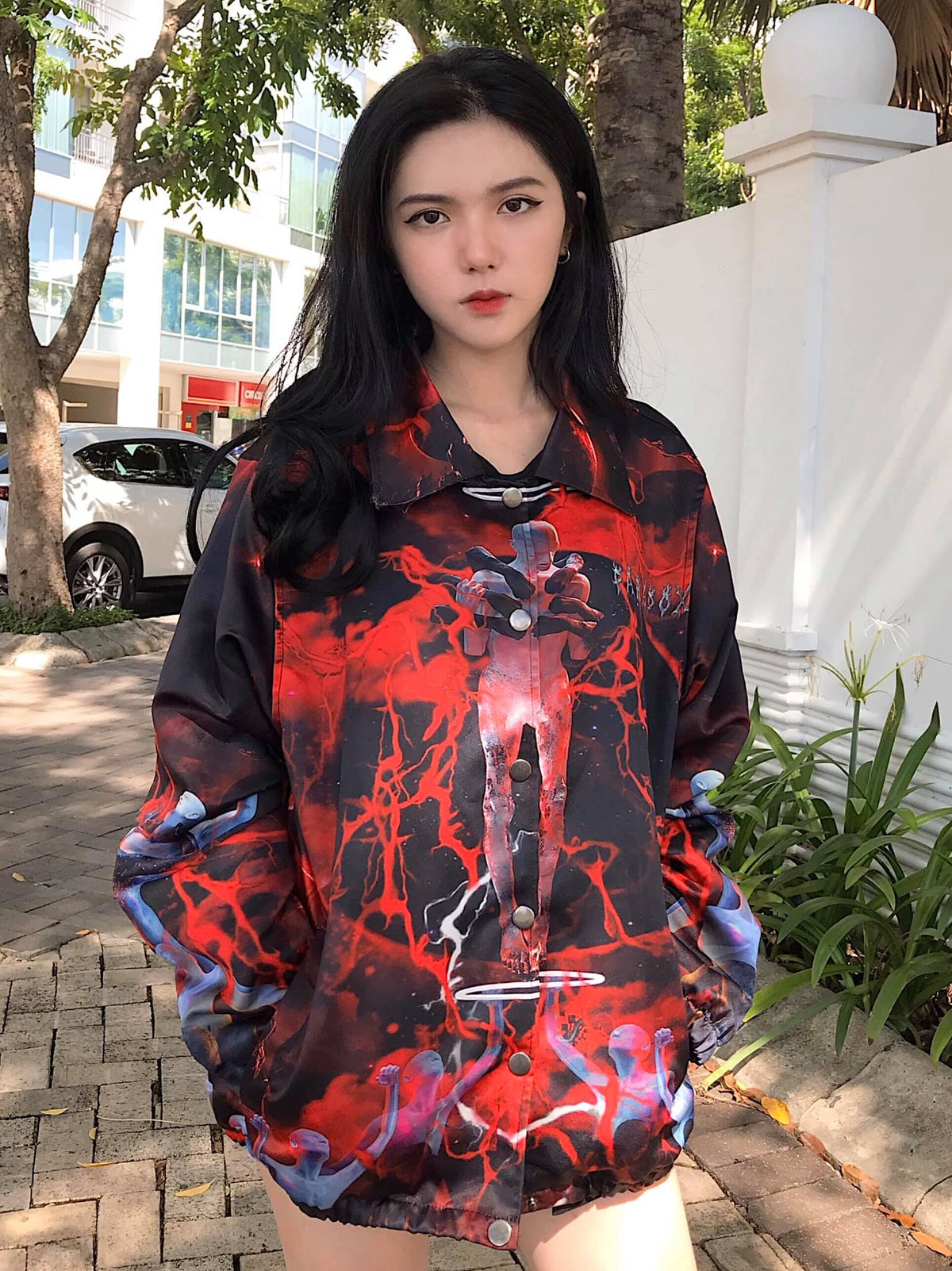 Hot girl 2K có chiếc mũi cao, viền môi hình trái tim, mắt hai mí rõ ràng và cặp lông mày rậm.