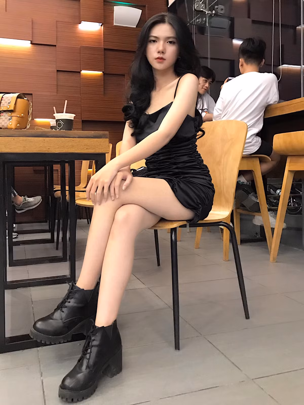 Nhờ gương mặt này, Khanh được các shop thời trang mời làm người mẫu ảnh, người mẫu sản phẩm.