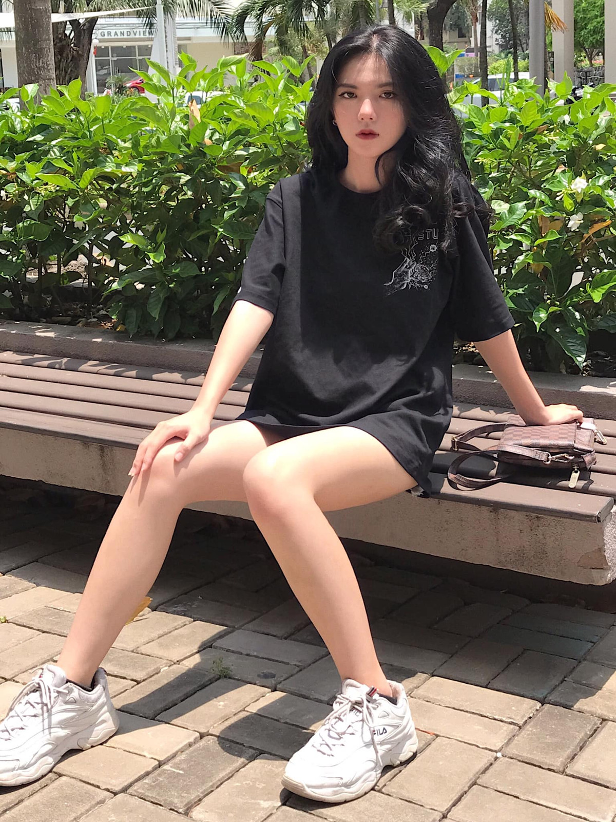 Ngoài làm người mẫu ảnh, Hồng Khanh còn biết nhảy, thích tìm hiểu về make-up và những điều liên quan đến công nghệ thông tin.