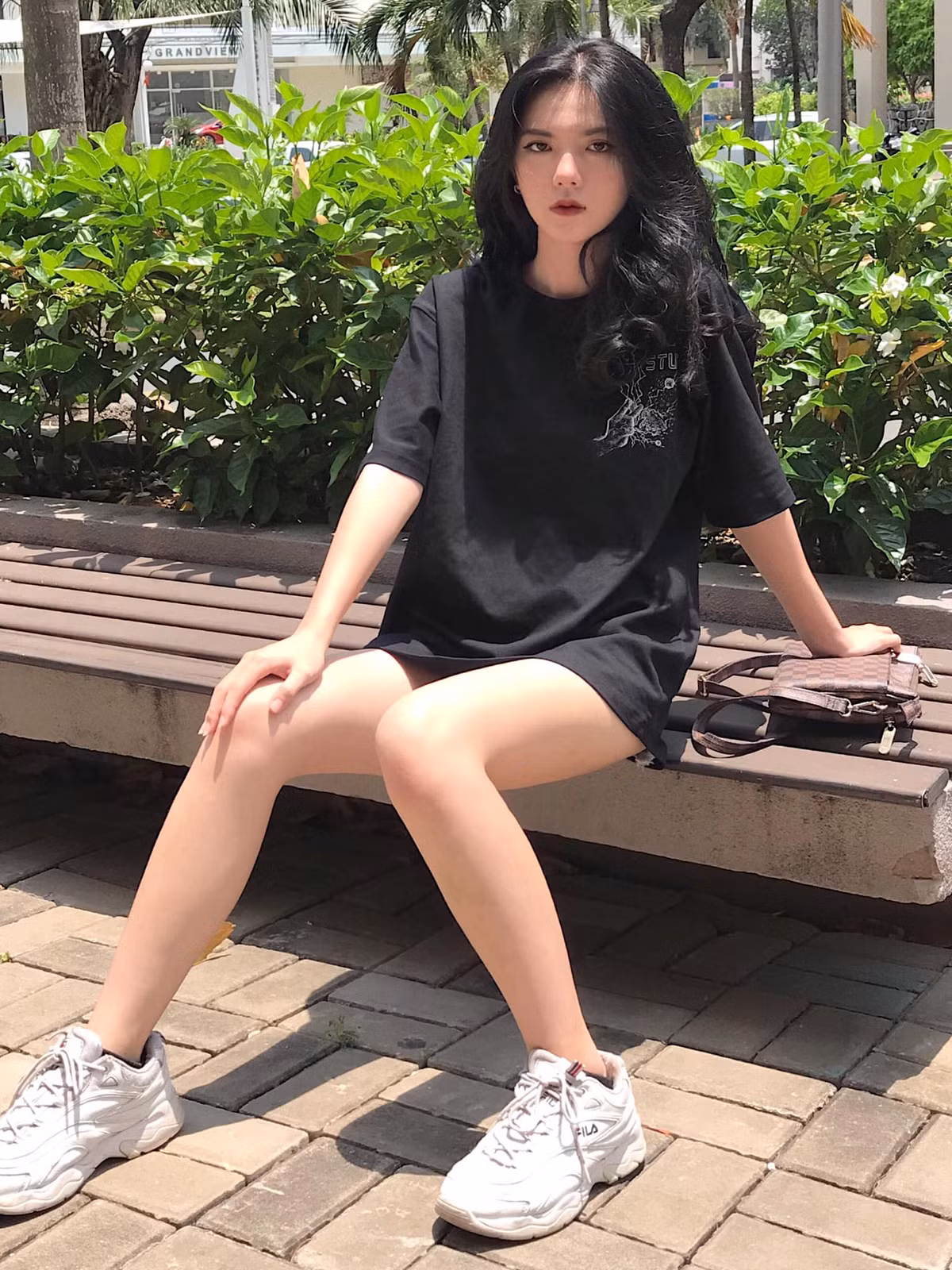 Ngoài làm người mẫu ảnh, Hồng Khanh còn biết nhảy, thích tìm hiểu về make-up và những điều liên quan đến công nghệ thông tin.