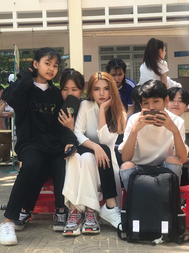 Cô nàng nổi lên từ bức ảnh mặc áo dài mang giày thể thao và nhanh chóng trở thành chủ đề bàn luận sôi nổi của cư dân mạng.