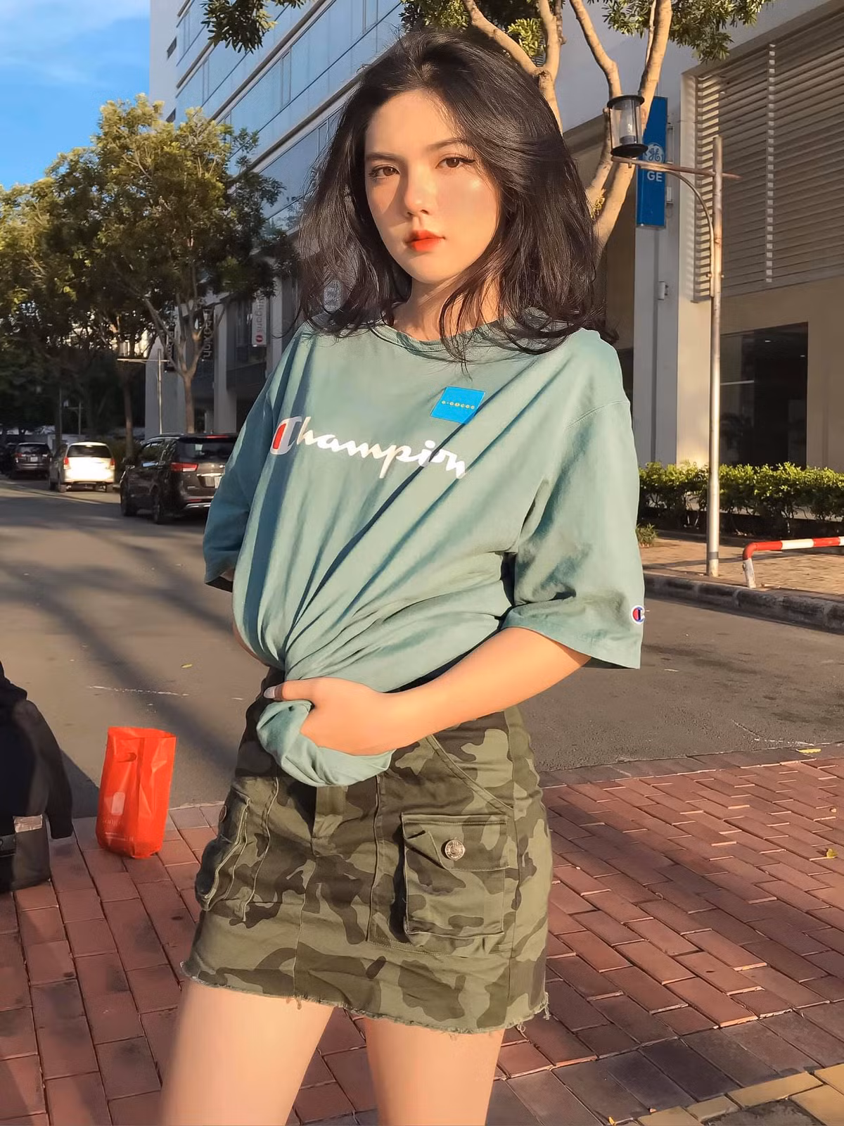 Từ thời điểm nổi lên bởi bức ảnh mặc áo dài đi giày thể thao đó, nhan sắc hiện tại của Hồng Khanh đã "dậy thì" khá hoàn hảo, nhất là đường nét trên gương mặt có phần sắc sảo hơn.