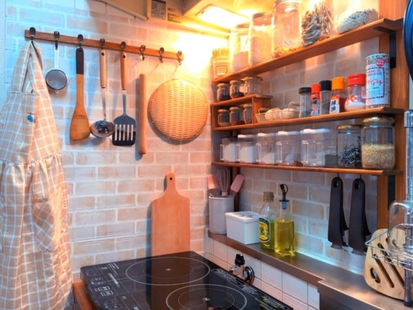 Cô nàng đã rất tỉ mỉ thay đổi từng phần nhỏ trong căn nhà bằng những món đồ handmade thay vì ra cửa hàng gia dụng, chấp nhận bỏ ra số tiền lớn. Mời quý độc giả đón xem thêm video Cận cảnh căn hộ 10m2 “đẹp nức tiếng” Thủ đô - Nguồn: KÊNH VTC1