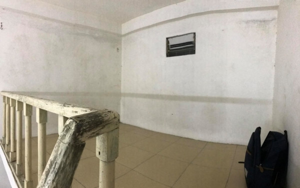 Trước đó, trên MXH xuất hiện không ít trào lưu cải tạo phòng trọ cũ để lại nhiều ấn tượng. Đây là không gian tồi tàn ban đầu căn phòng trọ của cô gái có tên Nguyễn Minh Phượng tại Hà Nội.