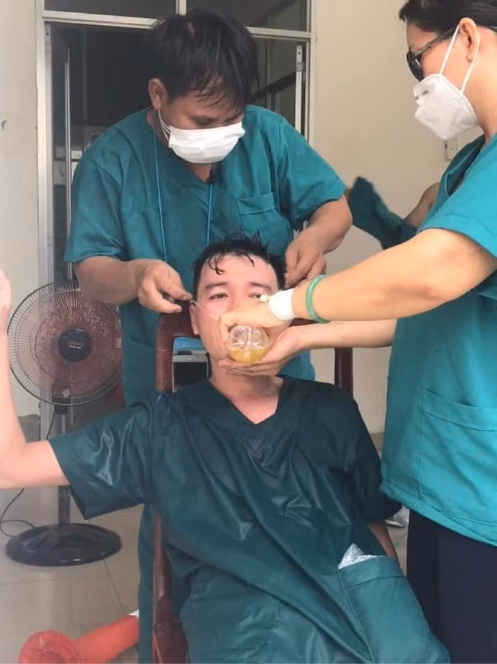 Những hình ảnh này ghi lại một số bác sĩ đã làm việc tới kiệt sức và phải nằm nghỉ, truyền nước. Thậm chí có những người được đồng nghiệp cho uống nước, đổ nước ướt đẫm người giải tỏa sau những giờ làm việc căng thẳng khiến ai cũng thấy nhói lòng.