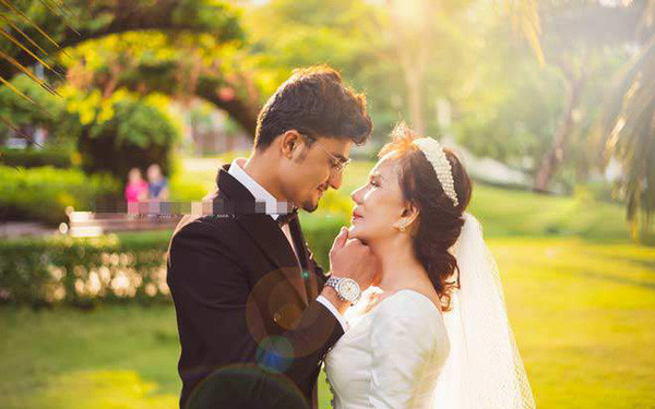 Cô dâu 65 tuổi có tên Nguyễn Hoa (Đồng Nai) và chồng trẻ ngoại quốc Joni người Pakistan bắt đầu nổi tiếng từ khoảng cuối tháng 4 vừa qua. Cặp đôi khiến dân mạng xôn xao khi tuyên bố về chung một nhà, bất chấp rào cản về tuổi tác, văn hóa.