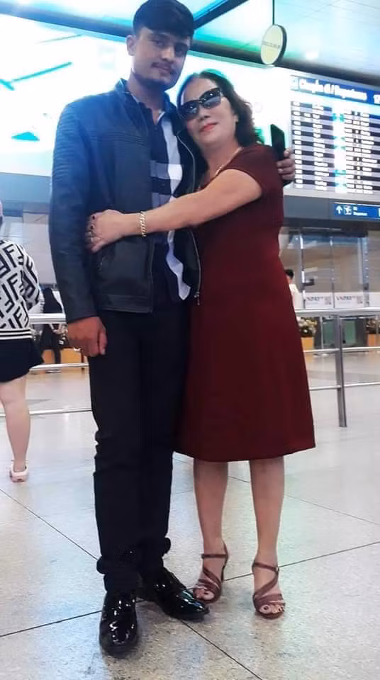 Mấy ngày qua, vợ chồng "cô dâu 65" bất ngờ bị hàng xóm tiết lộ nhiều thông tin bất ngờ về người chồng ngoại quốc khiến dân tình xôn xao.