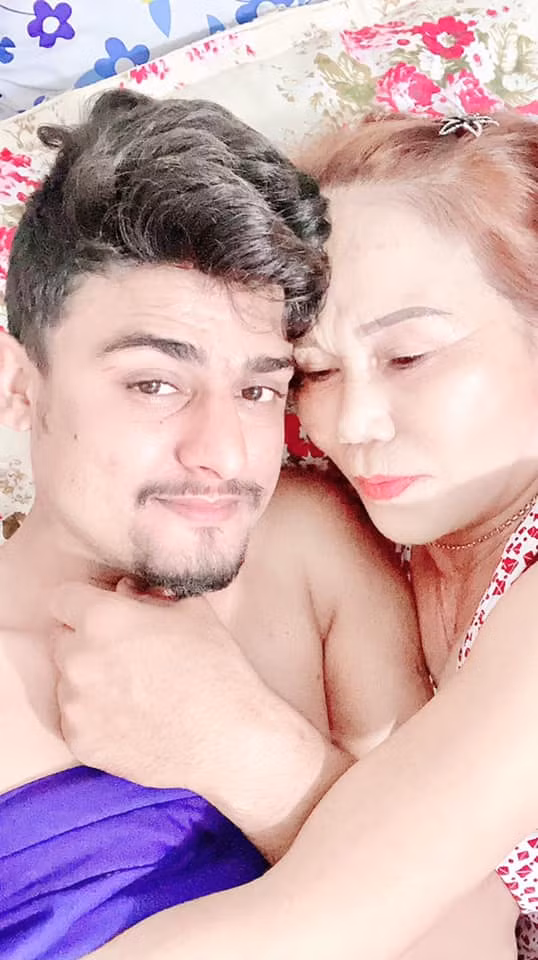 Trước những lùm xùm đó, mới đây Joni đã đăng trên facebook cá nhân hình ảnh cả hai có khoảnh khắc "thân mật" nhằm đập tan mọi tin đồn từ người hàng xóm vừa qua.