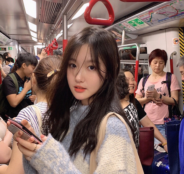 Từ một hình ảnh bị chụp trộm trên tàu điện ngầm, hot girl tới từ Thành Đô này bắt đầu trở nên nổi tiếng, được lan truyền trên mạng xã hội với tần suất dày đặc.