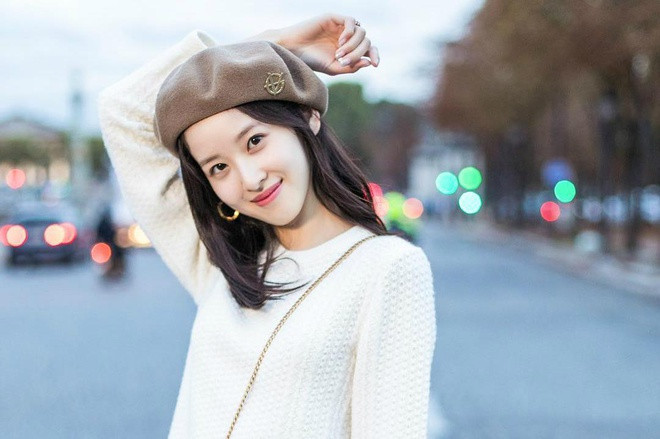 Trước mọi công kích, cô chọn cách im lặng. Bất chấp scandal của chồng, "bà mẹ một con" xinh đẹp này chưa bao giờ là một cái tên thiếu sức hút với cư dân mạng cả. Chương Trạch Thiên vẫn luôn xinh đẹp và ngày càng giàu có.