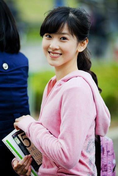 Cô gái sinh năm 1993 khiến nhiều người thán phục bởi bảng thành tích học tập tốt, năng nổ tham gia các hoạt động như làm MC, đội trưởng đội cổ vũ, tình nguyện viên. Năm 2011, cô được tuyển thẳng vào ĐH Thanh Hoa - ngôi trường danh tiếng hàng đầu Trung Quốc. Cuối năm 2013, 9X tới New York, Mỹ học tại trường Barnard College (trực thuộc ĐH Columbia) theo chương trình trao đổi sinh viên.