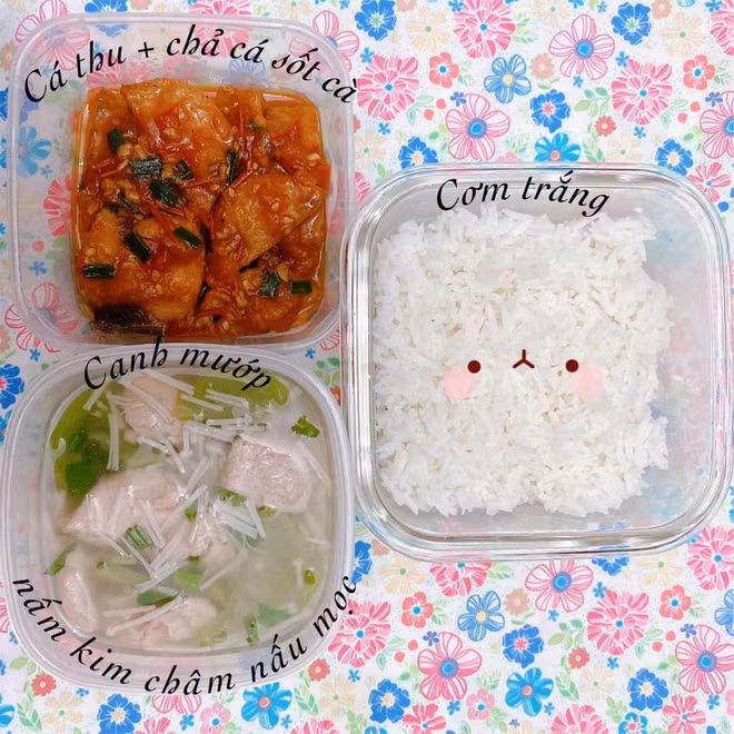 Chị còn tỉ mỉ chụp ảnh lại và ghi rõ ràng tên món ăn rồi đăng tải lên MXH.