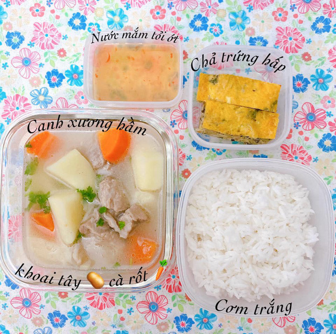 Ngắm những hộp cơm trưa của chị Huyền có thể thấy chị rất kỳ công và chu đáo, mỗi hộp cơm có đủ 3 món với cơm, món mặn, canh.
