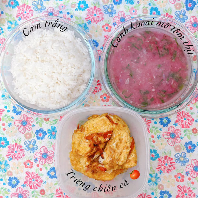 Mỗi bữa được thay đổi liên tục, đa dạng màu sắc, món ăn trông rất ngon miệng, hấp dẫn. Mời quý độc giả đón xem thêm video: Dịch vụ cơm online hút khách ngày nắng nóng - Nguồn: KÊNH VTC1