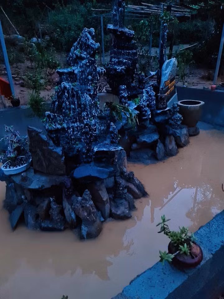 Bên dưới bài đăng, khá nhiều cư dân mạng để lại lời chúc phúc, hy vọng cặp đôi sẽ sống hạnh phúc dài lâu trong “túp lều lý tưởng” của mình. Mời quý độc giả đón xem thêm video Cụ bà 103 tuổi lấy chồng thứ 23, kém mình 70 tuổi - Nguồn: KÊNH VTC14