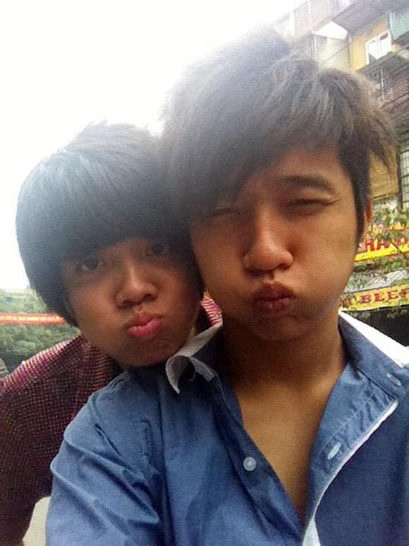 Yanbi và Bùi Anh Tuấn cùng kiểu chụp đặc trưng ngày ấy: chu môi phồng má khiến dân tình được phen ôm bụng cười.