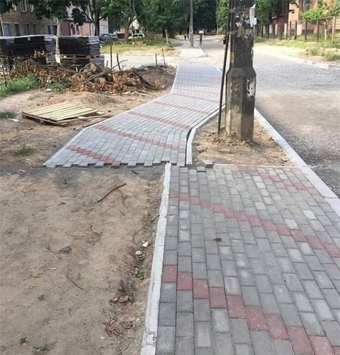 Vỉa hè được lát thành 2 phần khác nhau để tránh cột đèn.