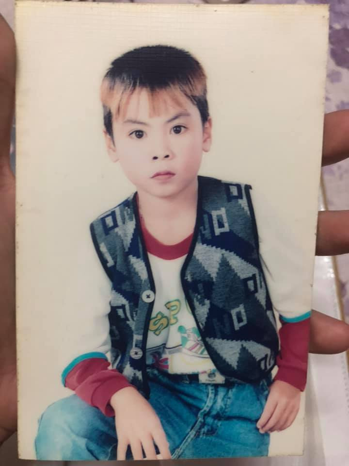 Chẳng cần phải biểu cảm gì nhiều, gương mặt của chàng cầu thủ lúc mới tí tuổi vẫn mang đậm tính giải trí. Đặc biệt, mái tóc 'chất chơi' cùng hai chiếc răng cửa có phần hơi 'thưa thớt' được coi là điểm nhấn của bức ảnh, khiến fan được phen 'cười té ghế'.