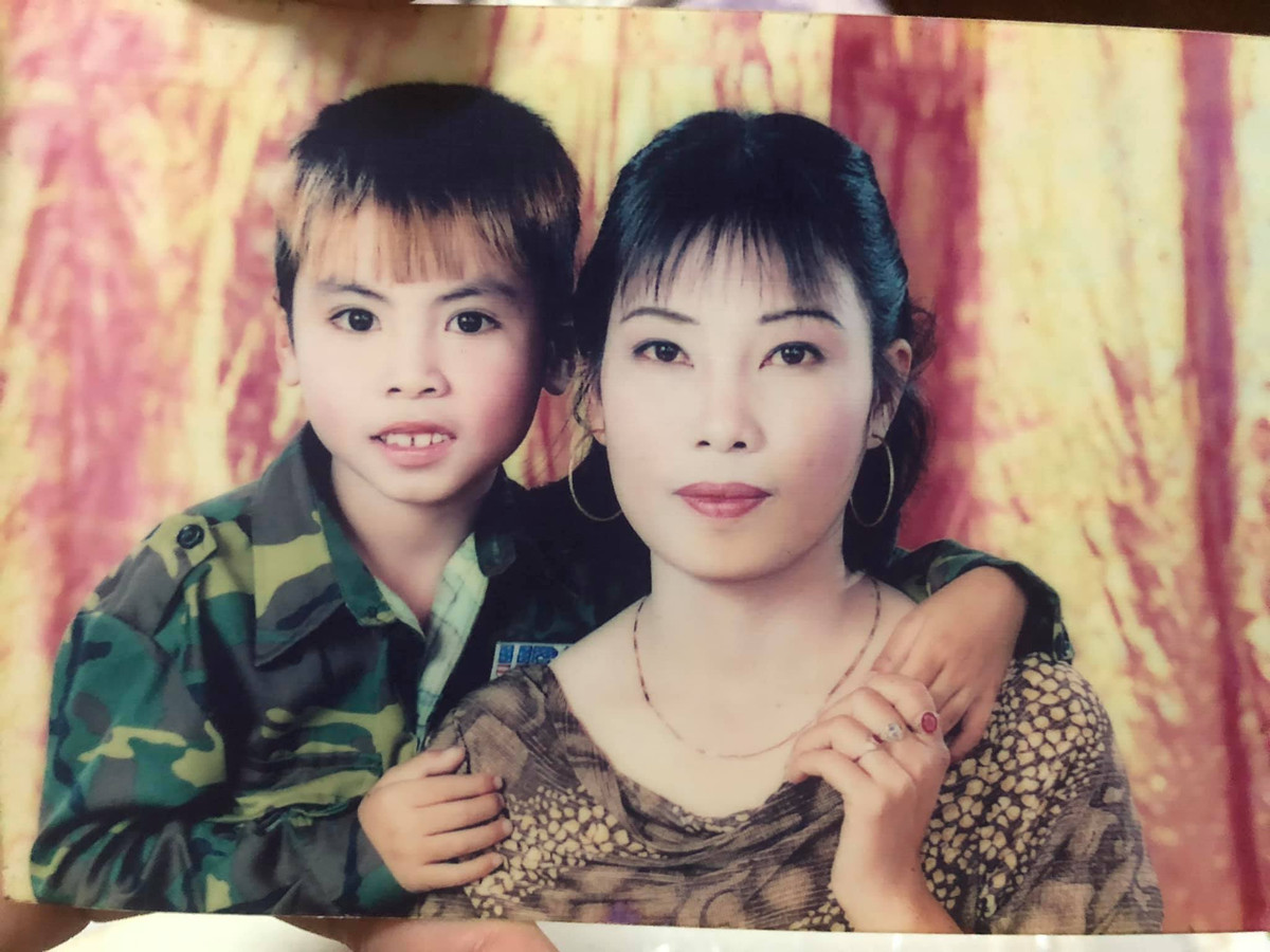 Mới đây, 'hoàng tử' của ĐTQG Việt Nam – cầu thủ Phạm Đức Huy đã chia sẻ những hình ảnh từ 18 năm trước khiến fan vô cùng thích thú.