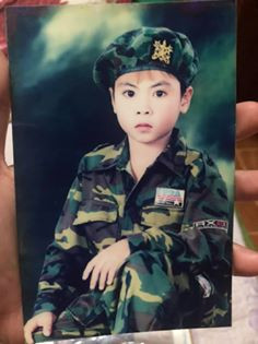 Khác với hình ảnh to cao và có phần chững chạc ở thời điểm hiện tại, Đức Huy ngày nhỏ cực trắng trẻo, đáng yêu.