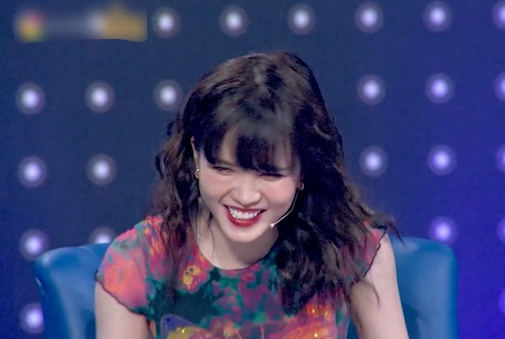 Mặc dù hiếm khi xuất hiện trên sóng truyền hình, nhưng tiếc tay nhan sắc của cô lại bị dìm thậm tệ chỉ vì kiểu tóc và cách trang điểm già nua.