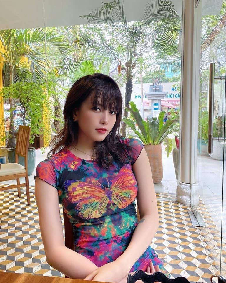 Khác hẳn với những hình ảnh khi lên sóng, nhan sắc của nữ ca sĩ ngoài đời xinh đẹp và cuốn hút hơn hẳn.