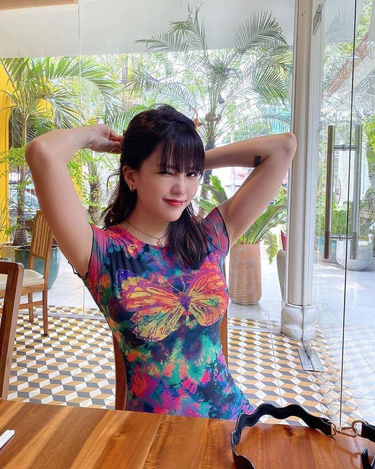 Khi thay đổi kiểu tóc và góc chụp, nhìn nữ ca sĩ sang chảnh và có thân hình thon gọn, gợi cảm hơn.