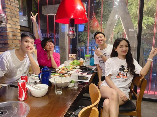 Trong bữa ăn thân mật này, Văn Hậu dành cho đàn chị những cử chỉ thoải mái sau thời gian dài vắng mặt đi thi đấu.