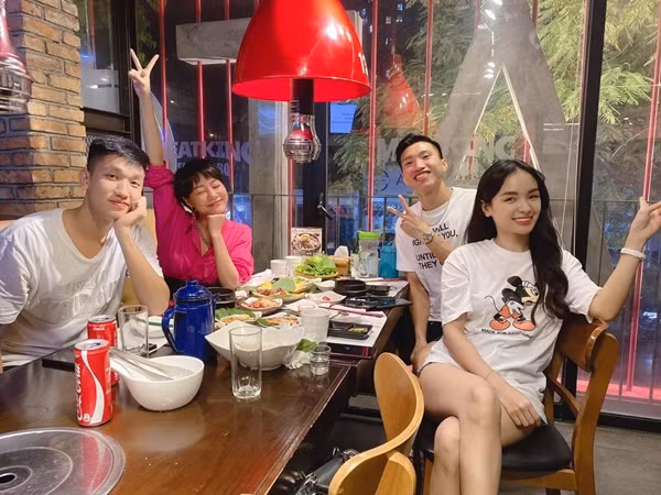 Trong bữa ăn thân mật này, Văn Hậu dành cho đàn chị những cử chỉ thoải mái sau thời gian dài vắng mặt đi thi đấu.