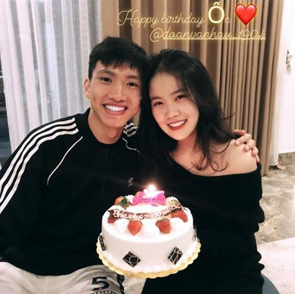 Bên cạnh chủ đề chuyên môn, người hâm mộ cũng rất quan tâm tới đời sống tâm tư tình cảm của anh chàng bởi trước đó, Văn Hậu đã bị dân tình hoài nghi "rạn nứt" tình cảm với bạn gái Hoàng Anh trong thời gian anh đi du đấu.