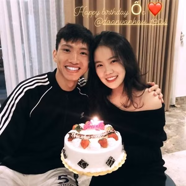 Bên cạnh chủ đề chuyên môn, người hâm mộ cũng rất quan tâm tới đời sống tâm tư tình cảm của anh chàng bởi trước đó, Văn Hậu đã bị dân tình hoài nghi "rạn nứt" tình cảm với bạn gái Hoàng Anh trong thời gian anh đi du đấu.