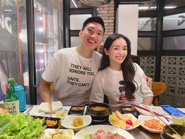 Đáng chú ý, hình ảnh chân sút đình đám chụp ảnh thoải mái, vòng tay ôm một cô gái khác, không phải là Hoàng Anh - người được cho là tình cũ Văn Hậu.