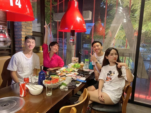 Mới đây, sau khi hoàn thành cách ly, cầu thủ Đoàn Văn Hậu và Trọng Đại rủ nhau đi hẹn hò cùng những người chị em thân thiết khác gây chú ý dân mạng.