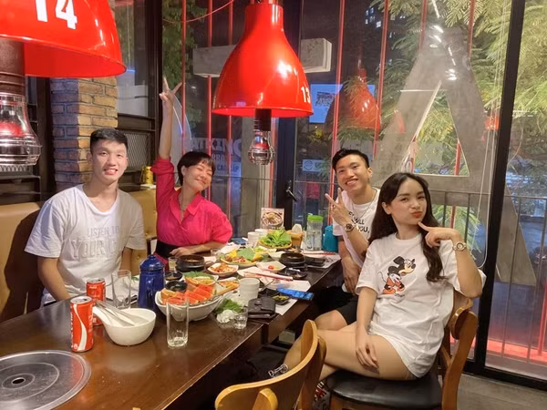 Mới đây, sau khi hoàn thành cách ly, cầu thủ Đoàn Văn Hậu và Trọng Đại rủ nhau đi hẹn hò cùng những người chị em thân thiết khác gây chú ý dân mạng.