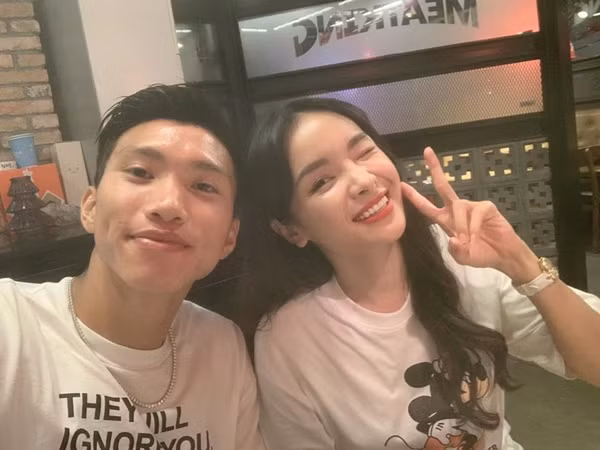 Cặp đôi này có những khoảnh khắc thân thiết bên nhau khiến dân tình hoài nghi.