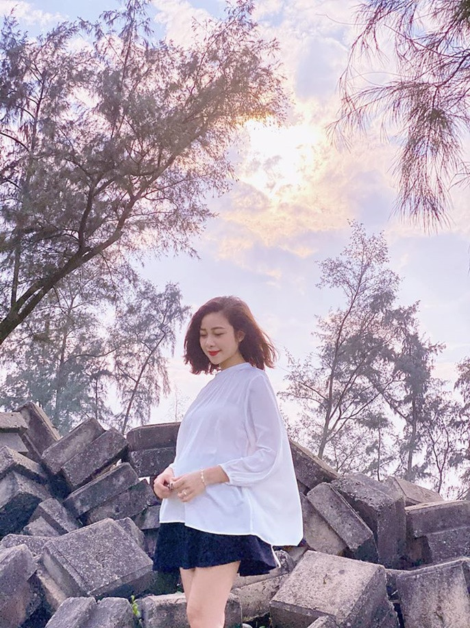 Nét đẹp của chuyên viên trang điểm này không một chút tỳ vết. Cô nàng 9X cũng hẹn Đức “cọt” sẽ đi chơi xa dịp 30/4 sang năm vì năm nay chuẩn bị đón quý tử chào đời.