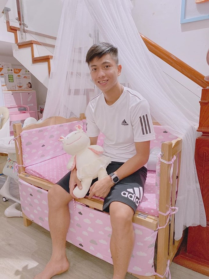 Phan Văn Đức vừa đi "shopping" cho một người bạn mới.