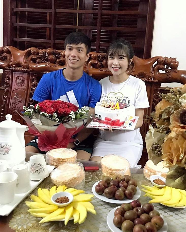 Đầu năm 2020, Phan Văn Đức lên xe hoa cùng bà xã Võ Nhật Linh. Cô nàng 9X là chuyên viên trang điểm mang lại niềm vui kép cho ông xã Đức “cọt” khi sắp hạ sinh con gái đầu lòng. Tranh thủ quãng thời gian nghỉ cùng gia đình, Phan Văn Đức đi mua sắm các vật dụng cho cô công chúa bé bỏng.