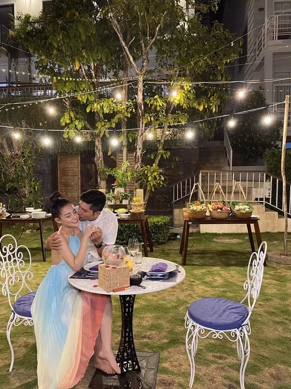 Thế nhưng, điều mà cư dân mạng quan tâm lại chính là giá trị của chiếc nhẫn "khủng" mà Lương Bằng Quang cầu hôn bạn gái "hot girl thị phi".