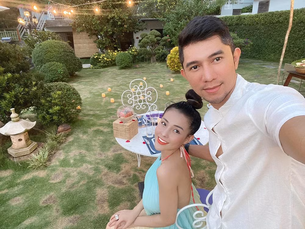 Chiếc nhẫn này theo lời nam nhạc sĩ chia sẻ nó được chế tác tinh xảo nhưng không phải kim cương.