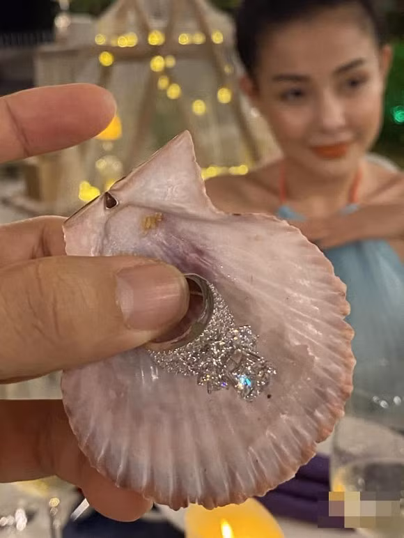 Ban đầu ai cũng thầm nghĩ đây là chiếc nhẫn kim cương tiền tỷ, nhưng theo chính chủ tiết lộ, nó chỉ có giá 40 triệu đồng.