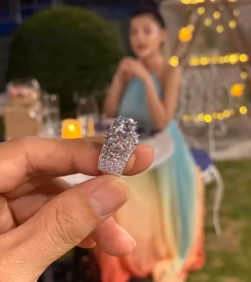 Đi kèm với nhiều hình ảnh buổi hẹn hò lãng mạn, nam ca sĩ tiết lộ anh bị từ chối khi ngỏ lời cầu hôn bạn gái.