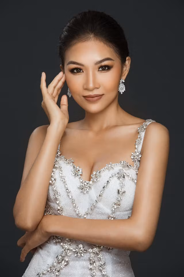 Năm 2019, dưới sự động viên của chị gái - Á hậu Hoàng Thùy, Hoàng Linh đã đăng kí tham gia cuộc thi Miss Universe Vietnam 2019. Cô nàng chiếm được thiện cảm và sự cổ vũ của khán giả nhờ nhan sắc ưa nhìn và sự thông minh, lanh lợi. Tuy nhiên, do yêu cầu về chiều cao chưa đủ nên cô không thể tiến sâu vào những vòng trong.