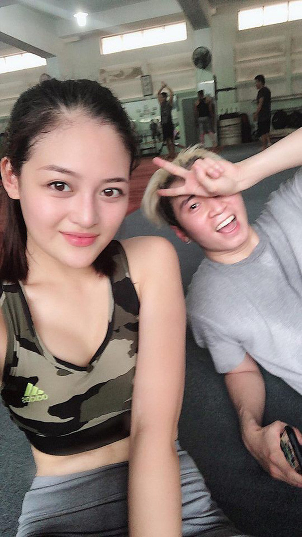 Cả hai cũng nhiều lần công khai hình ảnh chụp chung khiến dân tình càng tin tưởng chuyện hẹn hò là có thật.