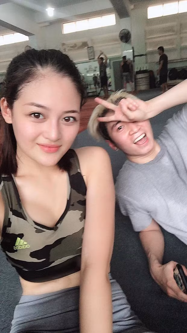 Cả hai cũng nhiều lần công khai hình ảnh chụp chung khiến dân tình càng tin tưởng chuyện hẹn hò là có thật.