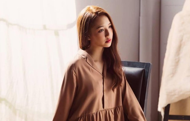 Được biết, Amee là "con gái rượu" trong một gia đình có truyền thống kinh doanh nội thất tại Hà Nội. Trên trang cá nhân của mình, có thể thấy cô nàng rất được mẹ cưng chiều.