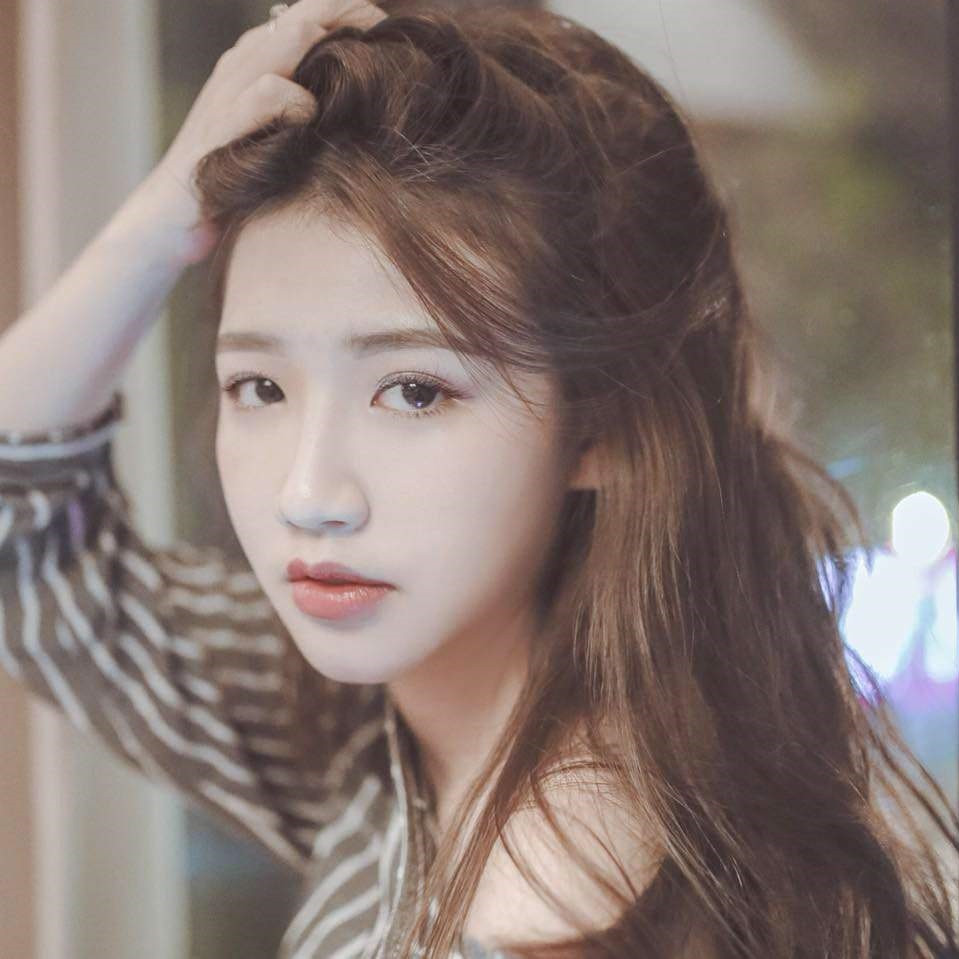 Amee sở hữu nhan sắc nổi bật. Với chất giọng trong trẻo, âm nhạc phù hợp khán giả trẻ, nữ ca sĩ đã có nhiều ca khúc hit sau một năm hoạt động như “Anh nhà ở đâu thế”, “Đen đá không đường”, “Trời giấu trời mang đi”, “Sao anh chưa về nhà”...